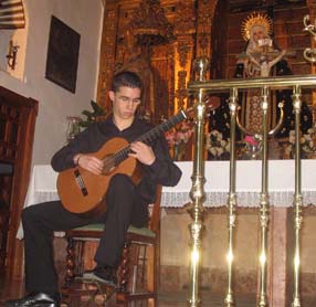 Antonio González en su actuación en la ermita de la Vera Cruz 